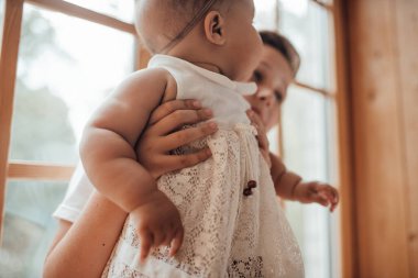 Kardeşiyle birlikte küçük tatlı bir kız.