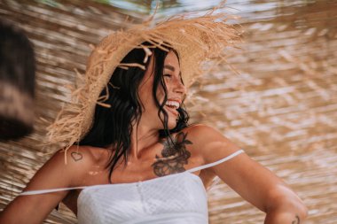 Hasır şapka portresi giyen çekici bir model. 