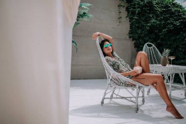 Bayan kokteyl ile takılıyor. 