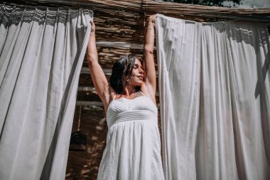 Beyaz elbiseli genç bayan.