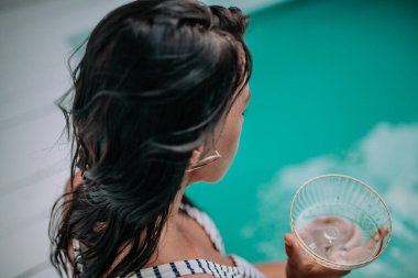 Şampanya bardağı tutan seçici kadın. 