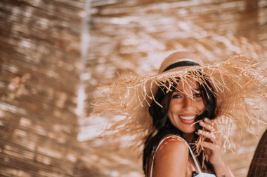 Hasır şapkalı kadın model. Yakın plan portre. 