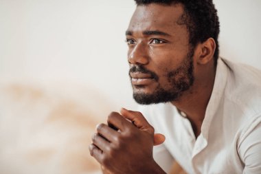 Yakışıklı Afrikalı-Amerikalı adam portresi 