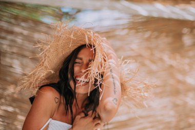 Hasır şapka portresi giyen çekici bir model. 