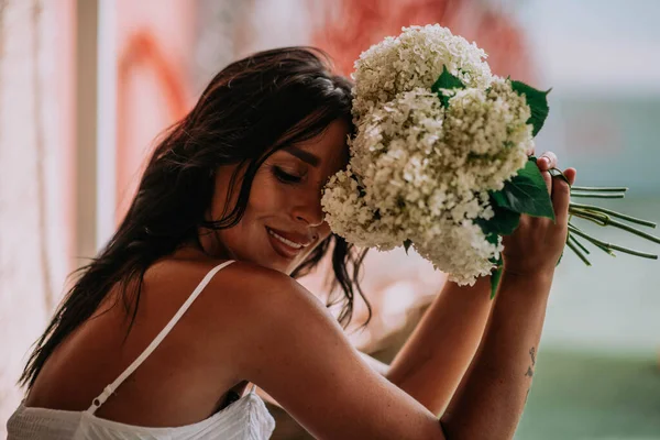 Tenera Ragazza Abito Con Fiori — Foto Stock