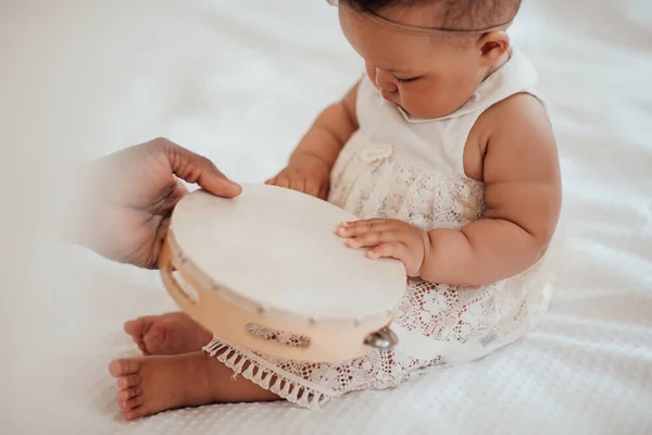 Baba Bebek Bağlantısı. Mutlu siyahi adam evde tatlı bebekle bağ kuruyor.