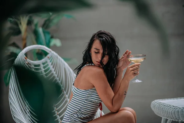 Schöne Brünette Mädchen Badeanzug Mit Cocktail — Stockfoto