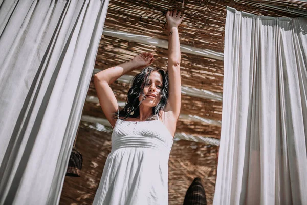 Jovem Senhora Posando Vestido Branco — Fotografia de Stock