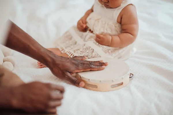 Spojení Otcem Šťastný Černošky Muž Spojení Roztomilé Dítě Doma — Stock fotografie