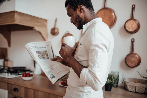 Afro Americano Homem Camisa Ler Jornal Beber Café — Fotografia de Stock