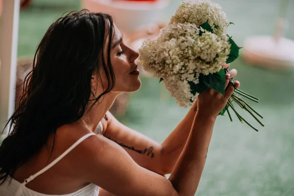 白いドレスを着た花嫁が花を持って — ストック写真