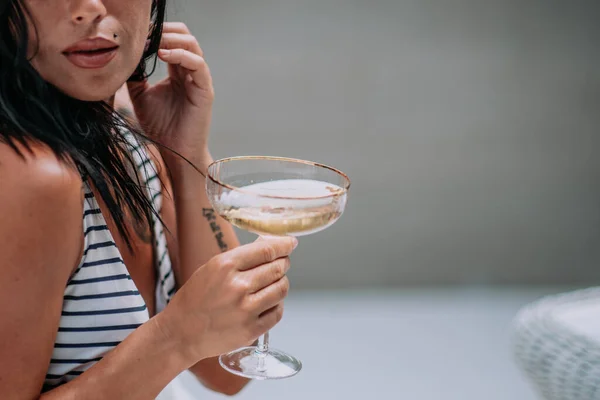 Abgeschnittenes Bild Einer Frau Mit Cocktail — Stockfoto