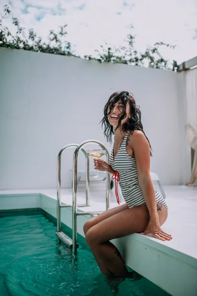 Havuzda Elinde Şampanya Bardağı Tutan Gülümseyen Kadın — Stok fotoğraf