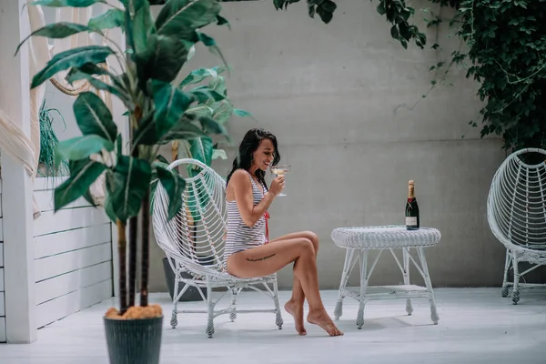 Seitenansicht Von Mädchen Mit Champagnerglas — Stockfoto