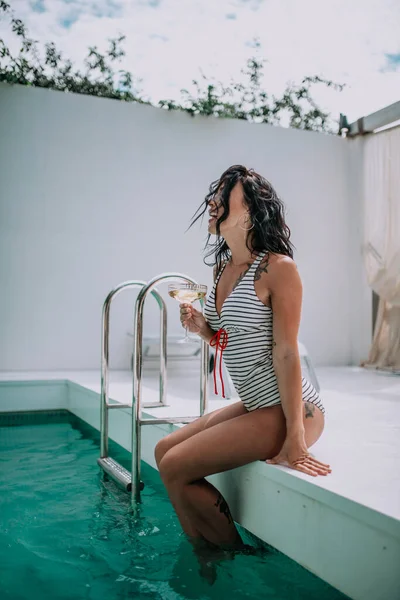 Kadın Yüzme Havuzunda Şampanya Bardağıyla Rahatlıyor — Stok fotoğraf