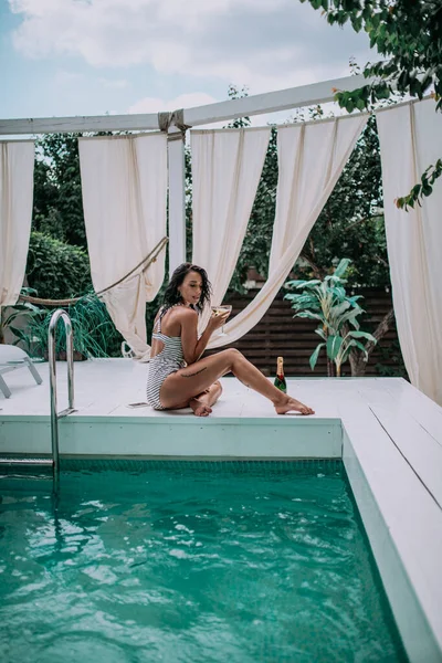 Genç Bayan Yüzme Havuzunun Yanında Dinleniyor — Stok fotoğraf