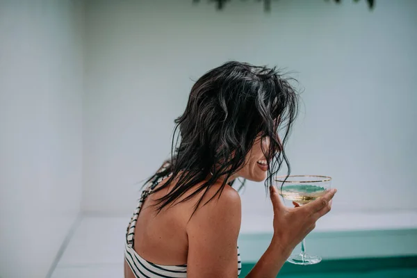 Zijaanzicht Van Mooie Vrouw Holding Cocktail — Stockfoto