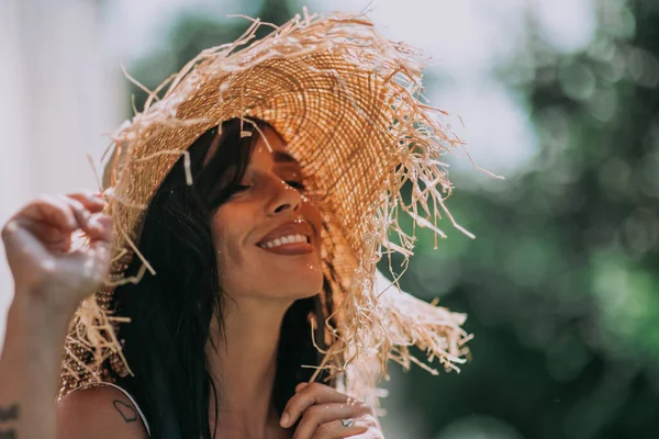 藁帽子の美しい女性の肖像画 — ストック写真