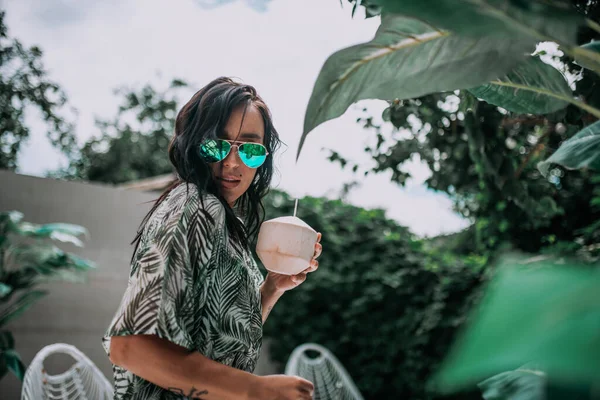 Modello Femminile Occhiali Sole Con Cocktail Mano — Foto Stock