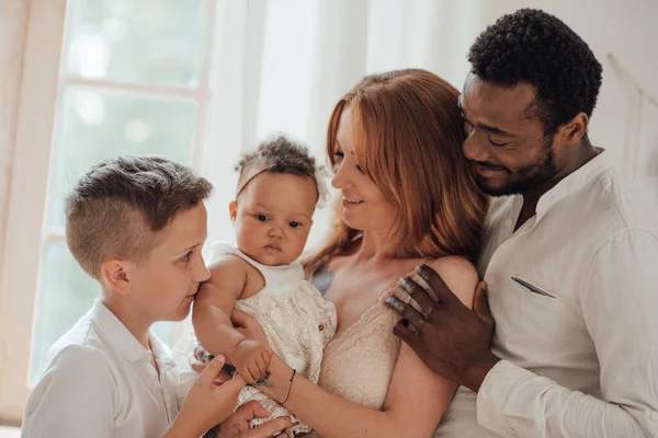Retrato Feliz Família Interracial Com Filha Filho — Fotografia de Stock