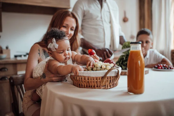 Διαφυλετική Οικογένεια Στο Τραπέζι Στην Κουζίνα — Φωτογραφία Αρχείου