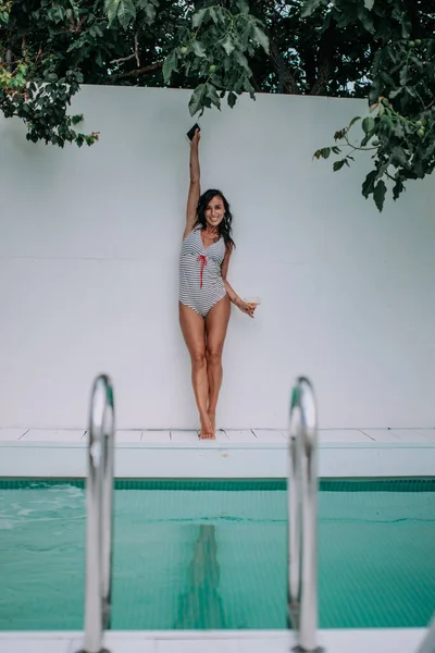 Havuzun Yanındaki Bikinili Seksi Kız — Stok fotoğraf