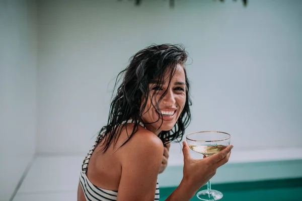 Gelukkig Jong Vrouw Holding Cocktail — Stockfoto