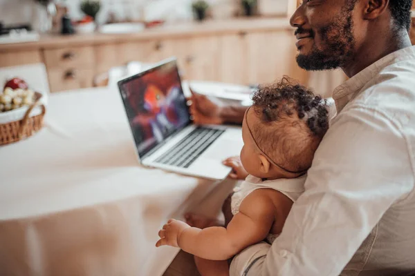 Homem Negócios Trabalhando Casa Laptop Enquanto Segurando Filha — Fotografia de Stock