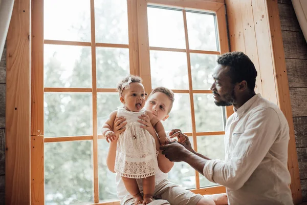 Padre Baby Connection Felice Nero Uomo Legame Con Carino Neonato — Foto Stock