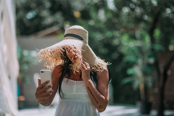 Bela Jovem Mulher Com Smartphone — Fotografia de Stock