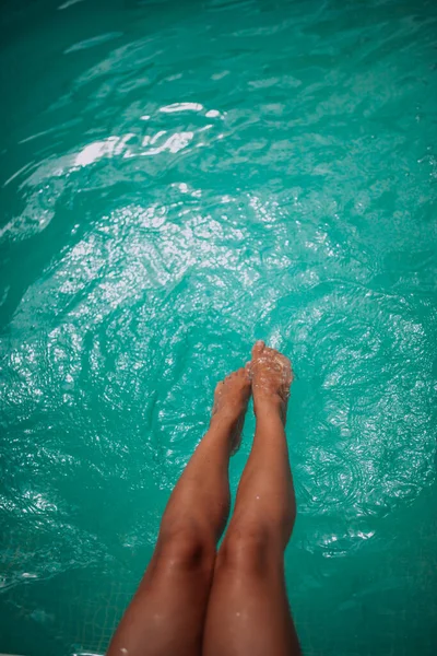 Laag Doorsnede Zicht Van Vrouwelijke Voeten Bij Zwembad — Stockfoto