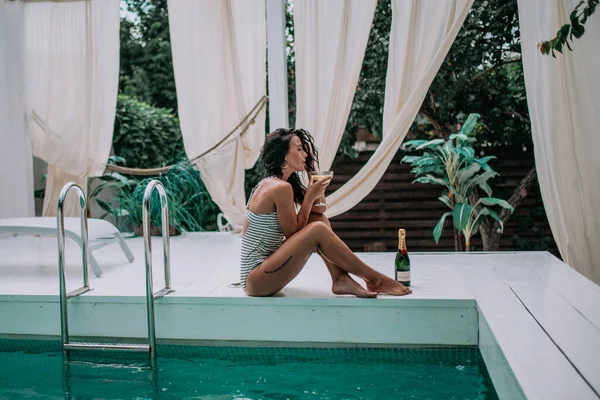 Glückliches Mädchen Mit Glas Und Champagnerflasche Schwimmbad — Stockfoto