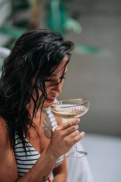 Belle Fille Brune Maillot Bain Avec Cocktail — Photo