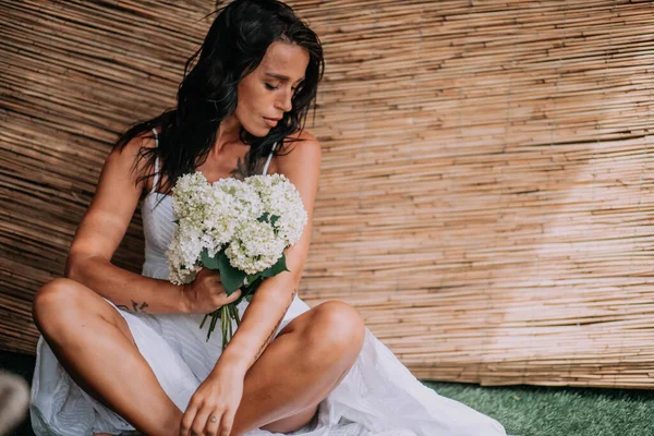 Senhora Atraente Vestido Com Buquê Branco Flores — Fotografia de Stock