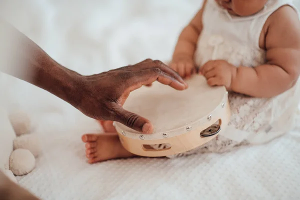 Spojení Otcem Šťastný Černošky Muž Spojení Roztomilé Dítě Doma — Stock fotografie