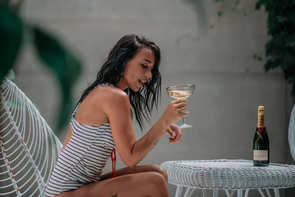 Seitenansicht Von Mädchen Mit Champagnerglas — Stockfoto