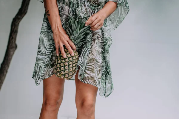 Colpo Ritagliato Ragazza Con Ananas — Foto Stock