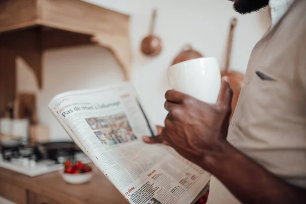 Afro Americano Homem Camisa Ler Jornal Beber Café — Fotografia de Stock