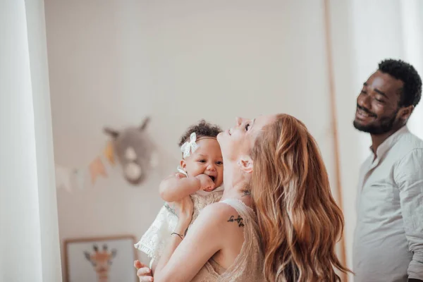 Piccolo Bambino Con Suoi Genitori Matrimonio Internazionale — Foto Stock