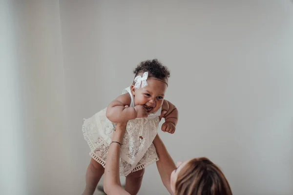 Smíšené Závod Dítě Dívka Její Matka Ruce — Stock fotografie