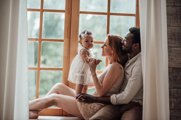 Interrazziale Giovane Famiglia Casa — Foto Stock