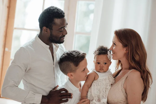 Alegre Casal Interracial Com Crianças Retrato Família — Fotografia de Stock
