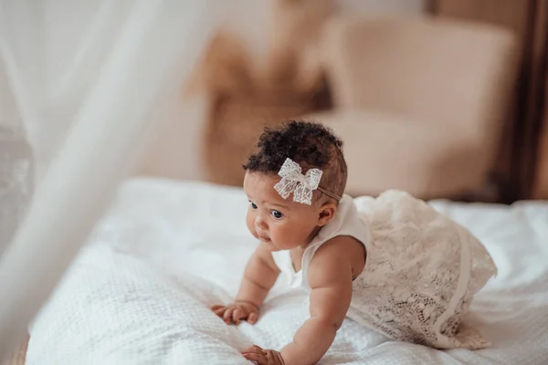 Alegre Afro Americano Bebê Menina Cama — Fotografia de Stock