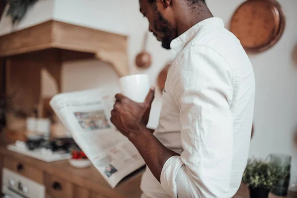 Afro Americano Homem Camisa Ler Jornal Beber Café — Fotografia de Stock