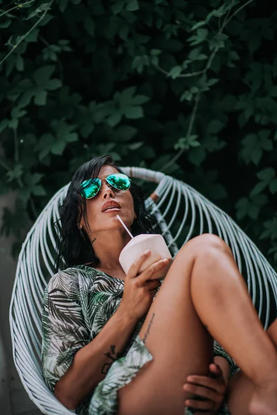 Close Portret Van Meisje Zonnebril Met Cocktail — Stockfoto