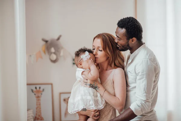 Piccolo Bambino Con Suoi Genitori Matrimonio Internazionale — Foto Stock