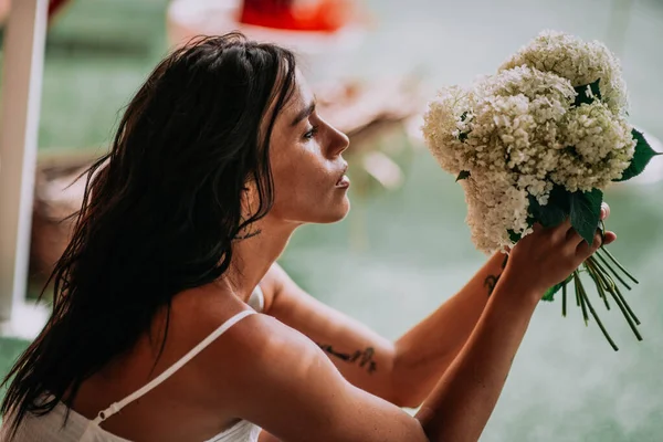 Noiva Vestido Branco Segurando Flores — Fotografia de Stock