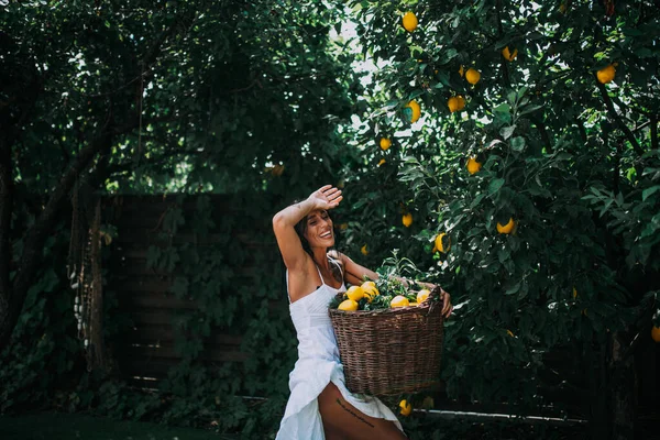 Lycklig Kvinna Med Korg Full Citroner — Stockfoto