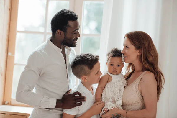 Alegre Casal Interracial Com Crianças Retrato Família — Fotografia de Stock