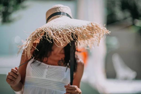 Jovem Menina Vestindo Chapéu Palha Retrato — Fotografia de Stock